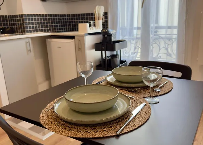 Superb And Elegant Apartment In Paris\' Heart