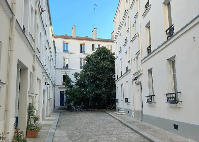 Superb And Elegant Apartment In Paris\' Heart